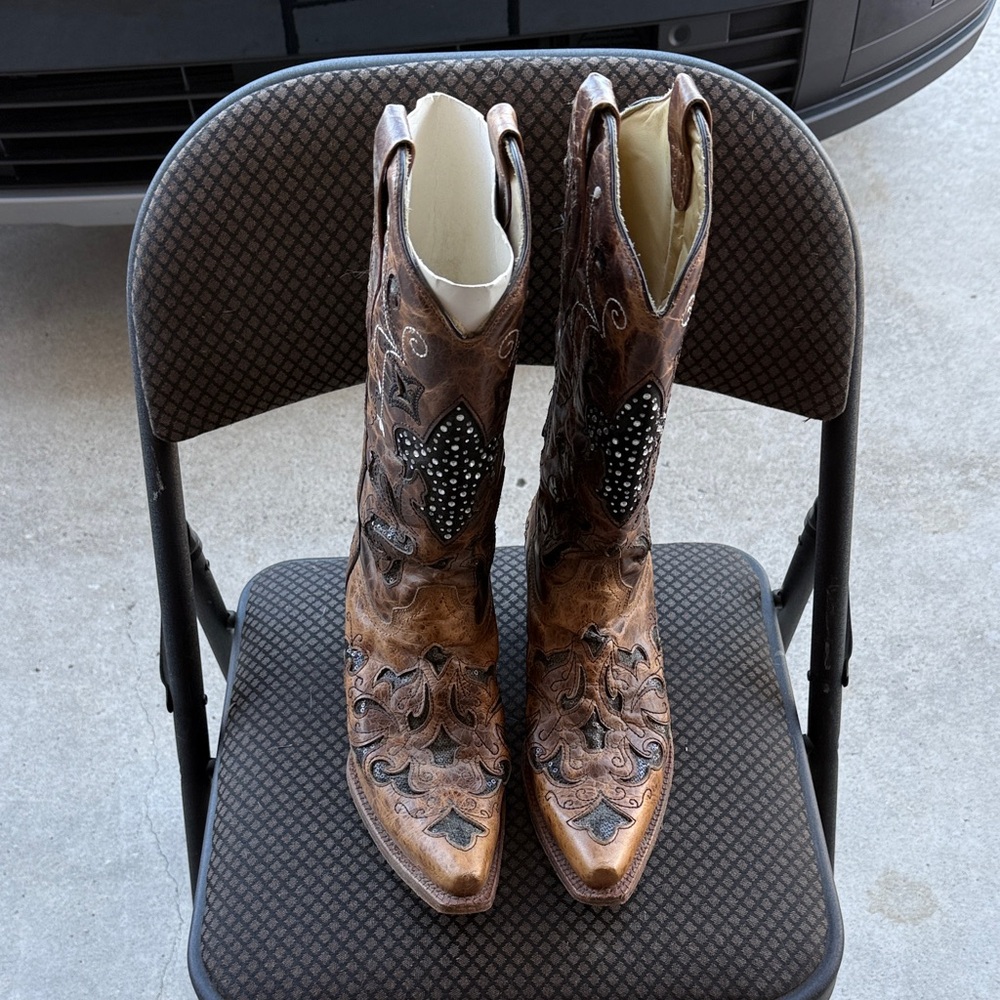 Embroidered Brown Cowboy Boots with Black Details